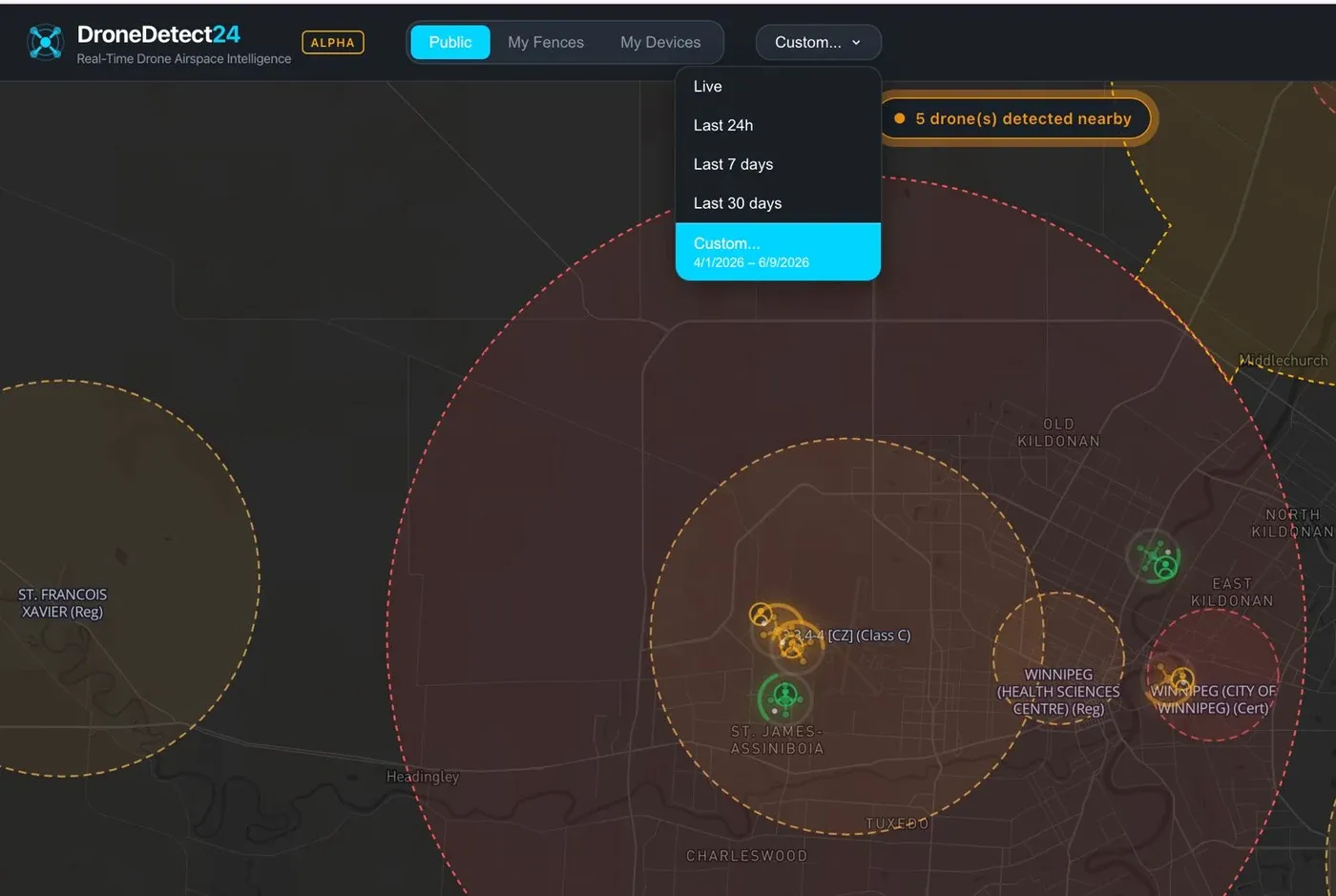 Une vue cartographique DroneDetect24 montrant les détections de drones en direct, les géorepères et les zones d'espace aérien au-dessus de Winnipeg